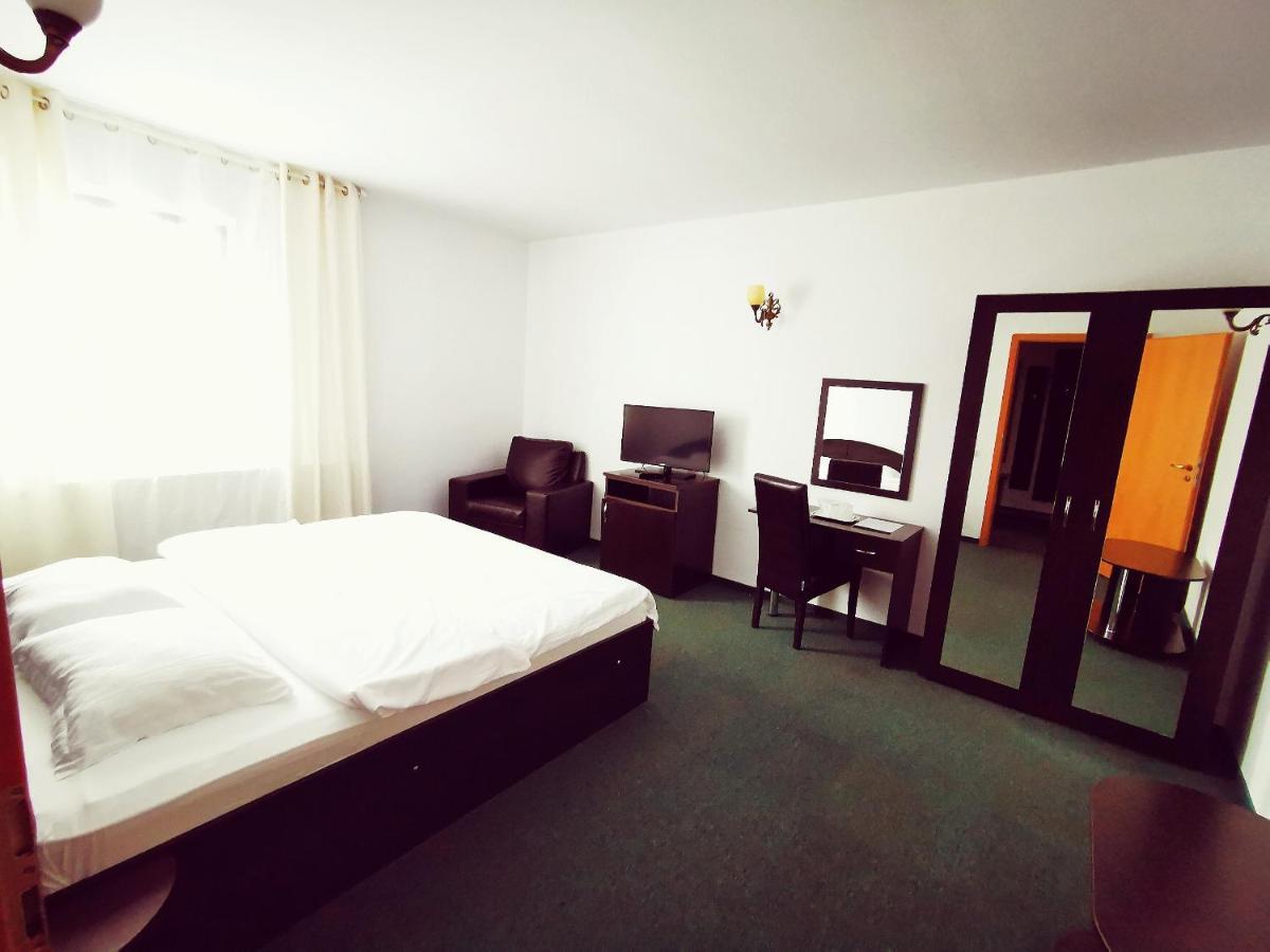 Hotel Paraul Rece Buşteni エクステリア 写真