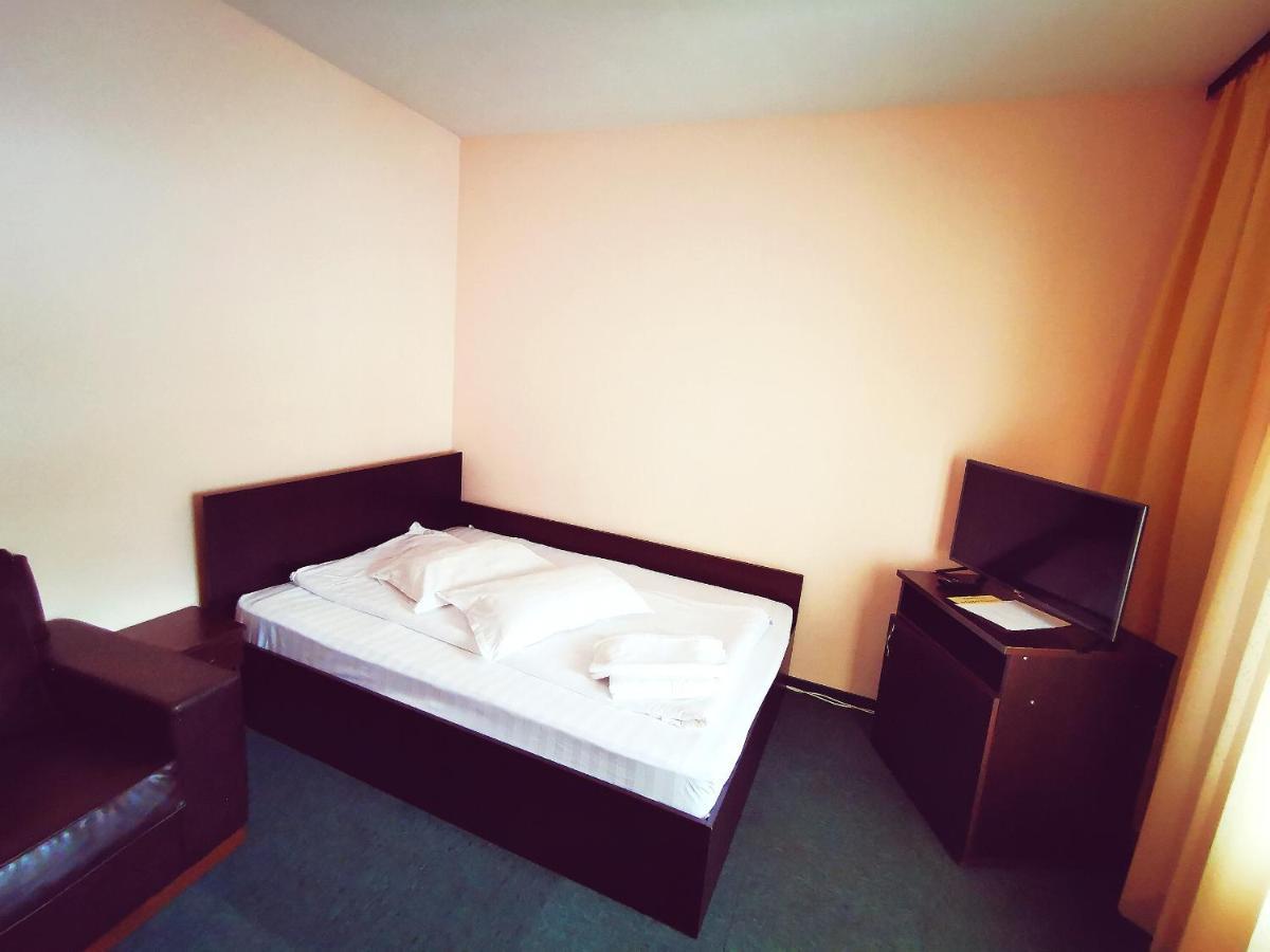 Hotel Paraul Rece Buşteni エクステリア 写真