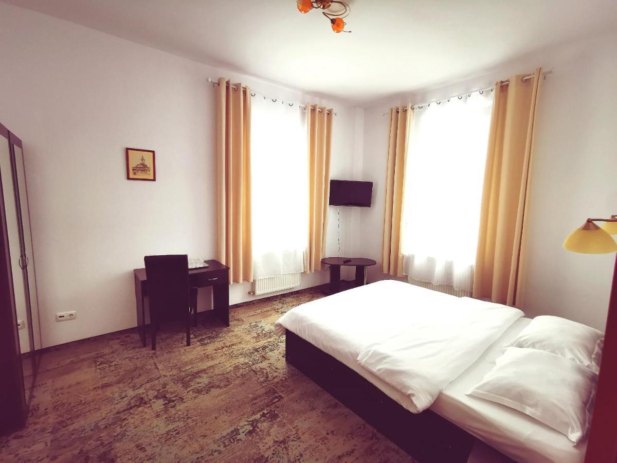 Hotel Paraul Rece Buşteni エクステリア 写真