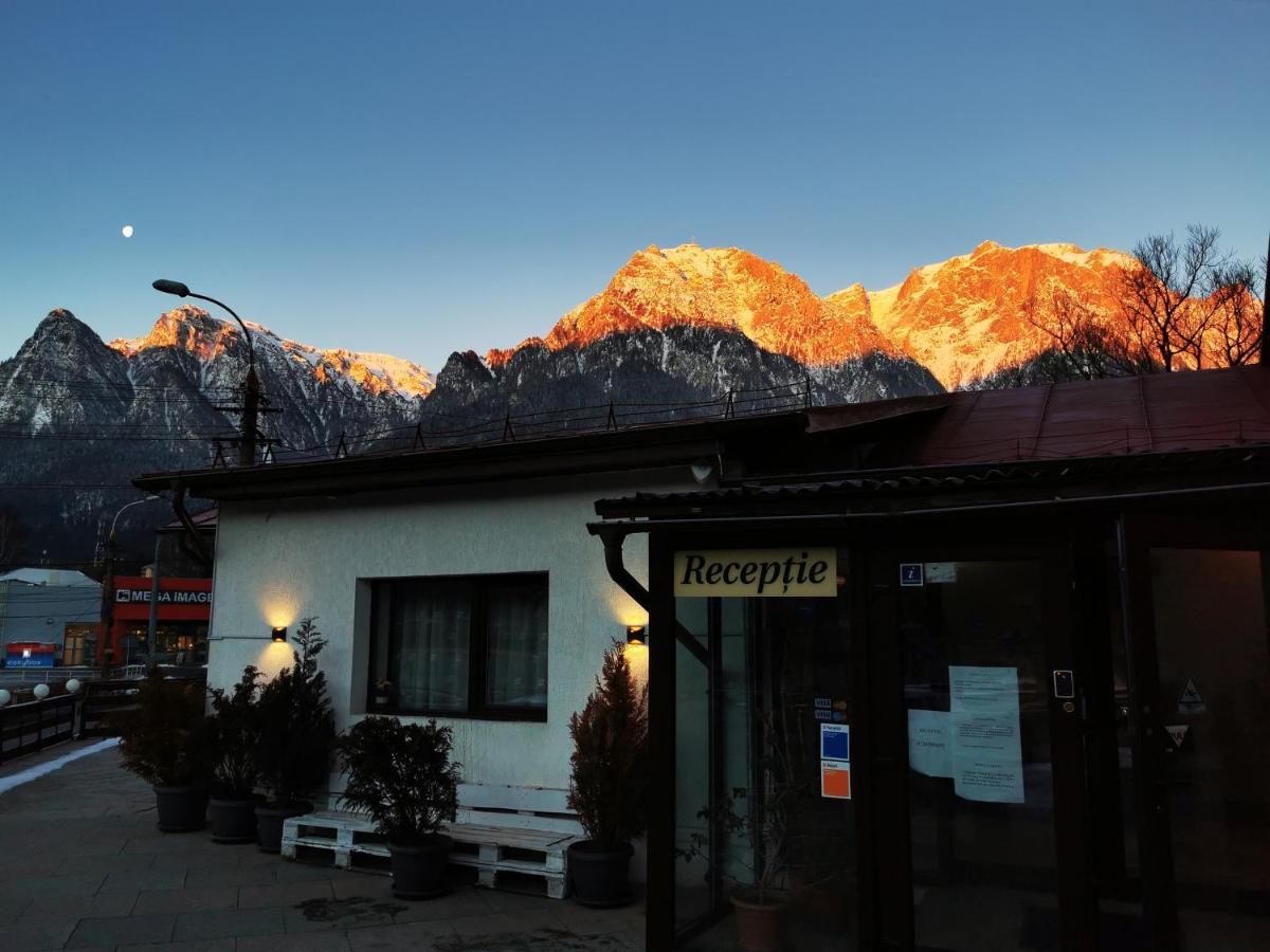 Hotel Paraul Rece Buşteni エクステリア 写真