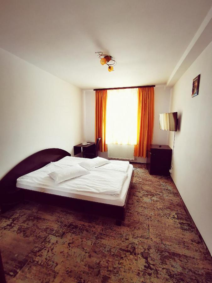 Hotel Paraul Rece Buşteni エクステリア 写真